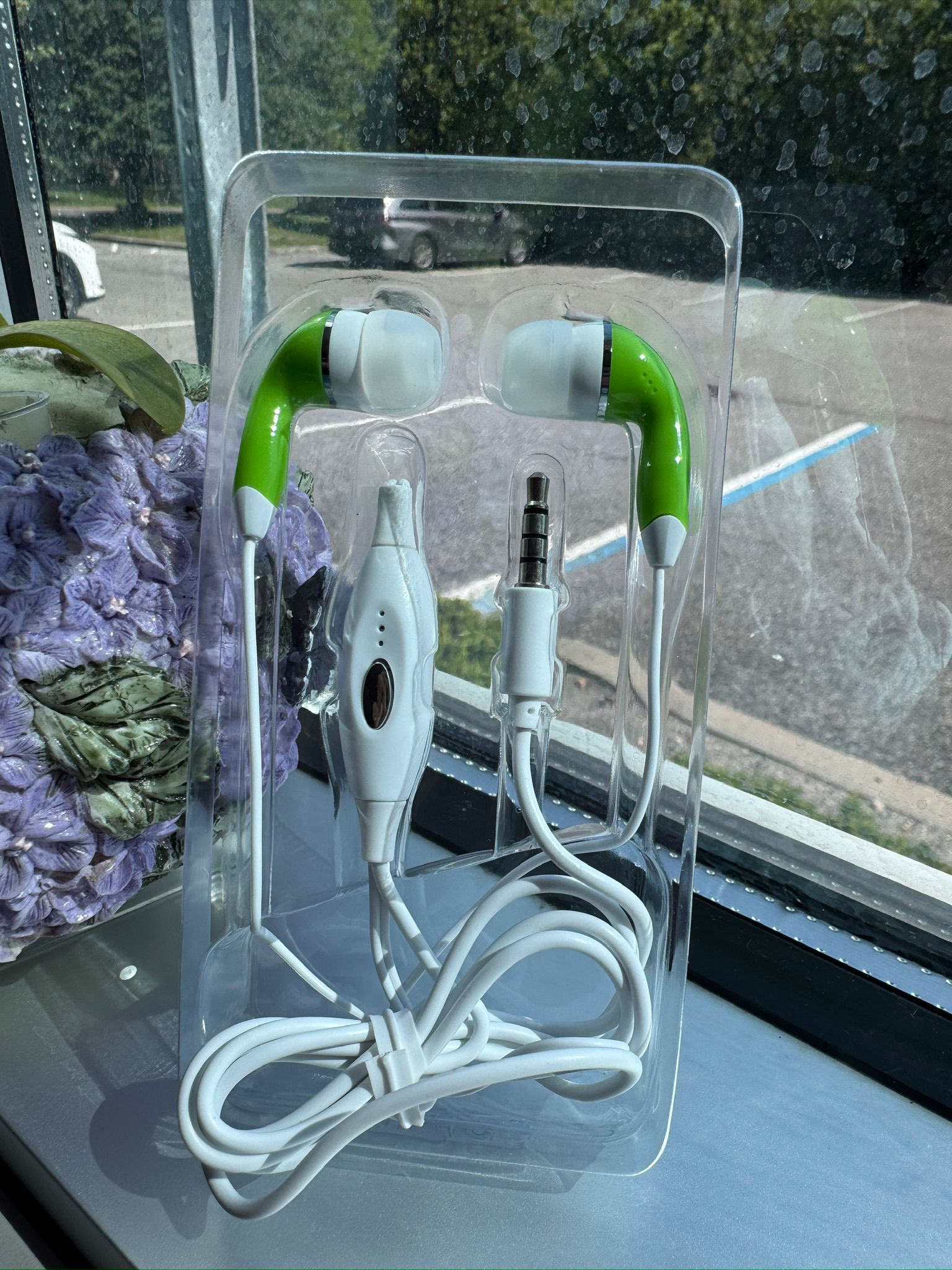 Reiko In-ear Headphones with Mic in Green – view 3